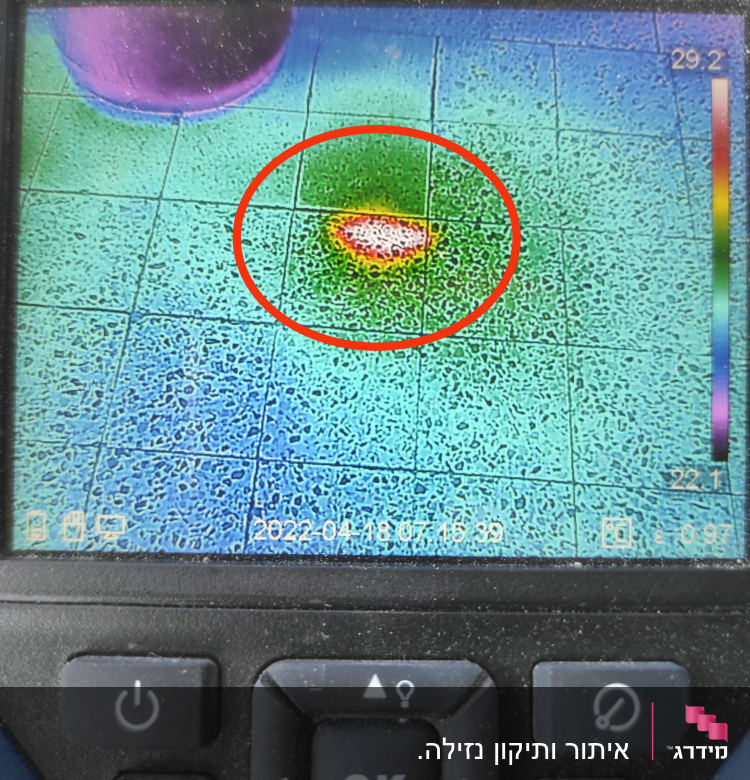 תצוגת מצלמה תרמית עם אזור חם מוקף בעיגול אדום